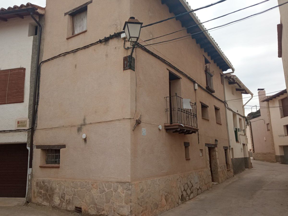 Casa de pueblo en Las Parras de Castellote. Ref P98