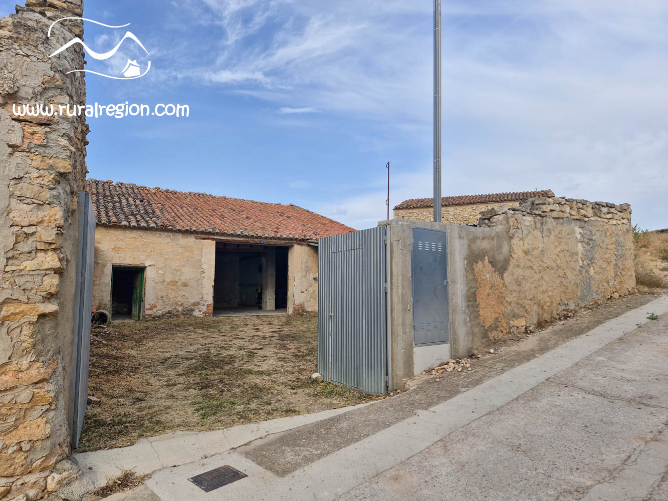 Corral con edificación para hacer vivienda Bañon